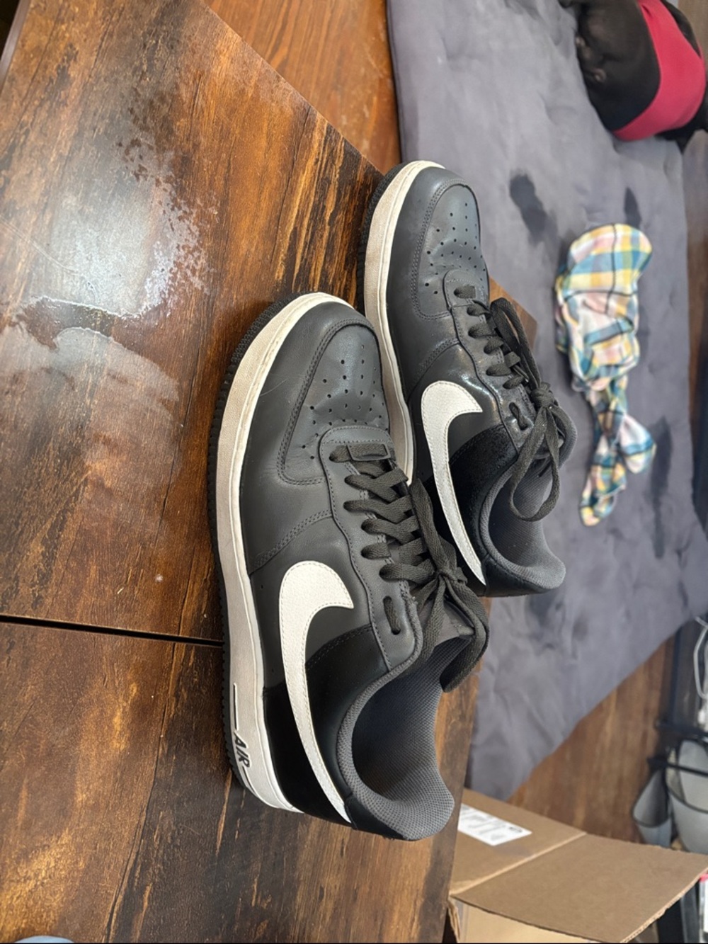 Men's Black and White Low-Top Casual Sneakers